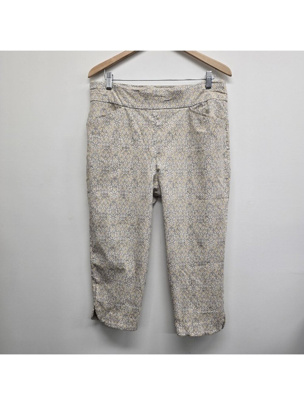 Chicos Perfect Stretch Pull On Capri Pants Large 14 Geometric Floral Tulip Hem